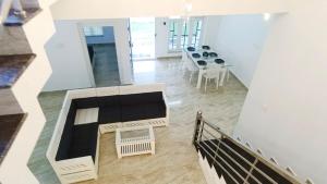 une pièce avec une table et une salle à manger dans l'établissement It is Luxury villa with nature for relaxation, à Attappādi 3 autres photos