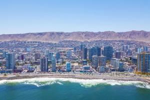 - une vue aérienne sur une ville avec une plage et des bâtiments dans l'établissement Wyndham Garden Antofagasta Pettra, à Antofagasta