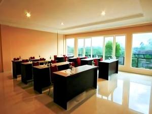 a dining room with tables and red chairs at Wonua Monapa Hotel Resort in Embeipua +140 photos