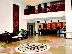 eine Lobby mit Menschen, die in Stühlen in einem Gebäude sitzen in der Unterkunft Shangri-La Original Density Hotel in Shangri-La + 161 Fotos