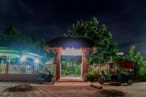 Una motocicleta estacionada frente a una casa por la noche en Moonlight Resort, en Isla de Malapascua