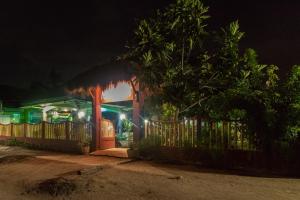 ein Haus mit einem Tor und einem Zaun in der Nacht in der Unterkunft Moonlight Resort in Malapascua