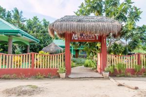 ein Schild vor einem Resort mit Strohhütte in der Unterkunft Moonlight Resort in Malapascua