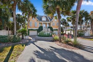 Κήπος έξω από το PALM3700: 3700 Palm Blvd.