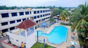 Bazén v ubytování Hakmaz Taba Syariah Hotel nebo v jeho okolí