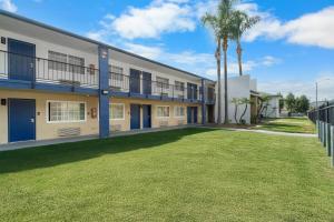 Vue antérieure d'un bâtiment avec une grande cour dans l'établissement Travelodge by Wyndham Fairplex Pomona, à Pomona