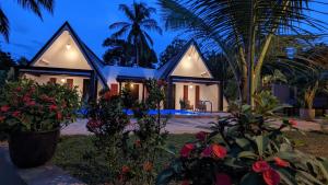 ein Haus mit einer Palme davor in der Unterkunft Palm serenity villa in Tangalle