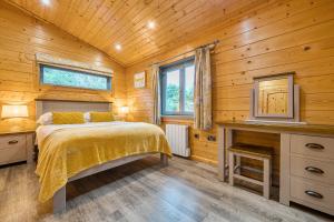 une chambre avec un lit dans une pièce en bois dans l'établissement Elm Lodge, à Ulverston
