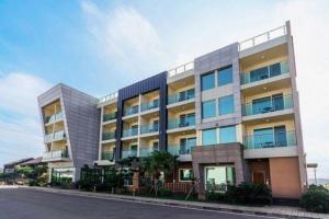 ein großes Gebäude am Straßenrand in der Unterkunft Swansea Resort in Jeju-do