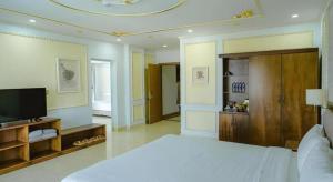 ein Schlafzimmer mit einem Bett und einem Flachbildfernseher in der Unterkunft Paracel Resort Hai Tien in Mỹ Ðuc