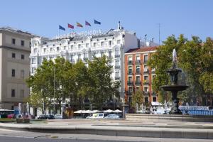 a city street filled with lots of cars and buildings at Hotel Mediodia in Madrid