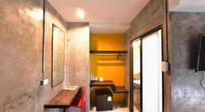 ein Raum mit einer Holzbank und einem Tisch in der Unterkunft Ps Extra Hotel in Ban Kohong + 200 Fotos