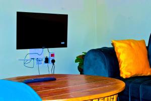 TV a/nebo společenská místnost v ubytování Rembo Homestay Migori