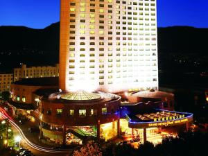 ein großes Gebäude ist nachts beleuchtet in der Unterkunft Grand Metropark Hotel Nanjing in Nanjing