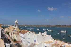 een uitzicht op een haven met boten in het water bij Apartamento en Isla Cristina Puerto Deportivo in Isla Cristina