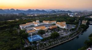 eine Luftaufnahme eines Gebäudes neben einem Fluss in der Unterkunft Guilin Grand Link Hotel in Guilin