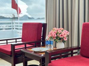 Χώρος καθιστικού στο Hung Long Heritage Cat Ba Hotel