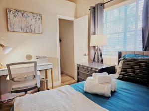 Postel nebo postele na pokoji v ubytování Near the Strip, Smart TVs, WiFi, private garage and backyard