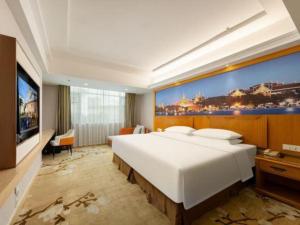 Postel nebo postele na pokoji v ubytování Vienna Hotel Guangzhou Luochongwei Bus Station Branch + 173 fotografií