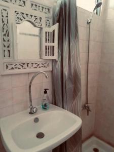 TiputaにあるMonita Villa Rangiroaのバスルーム(白いシンク、シャワー付) +76枚の写真