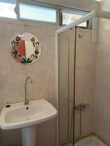 um banheiro com pia e chuveiro em Monita Villa Rangiroa em Tiputa mais 77 fotografias