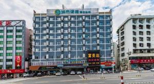 a large blue building in the middle of a city at City Comfort Inn Zhanjiang Shimao Building Chikan Old Street in Tchia-k'am