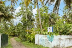 Κήπος έξω από το Siri Medura Surf and Yoga