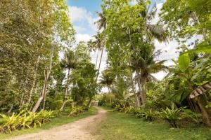 Κήπος έξω από το Siri Medura Surf and Yoga