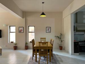 Khu vực ghế ngồi tại Casa Margalla 3BHK By T2R