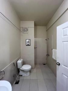 イスラマバードにあるCasa Margalla 3BHK By T2Rのトイレと洗面台を備えた白いバスルーム