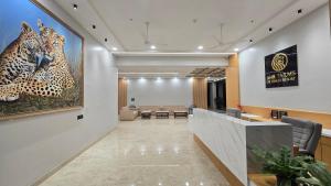 eine Lobby mit einem Wartezimmer mit einem Gepardenbild in der Unterkunft Anil Farms Gir Jungle Resort in Sasan Gir + 45 Fotos