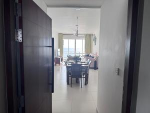 une cuisine et une salle à manger avec une table et des chaises dans l'établissement Seaside Escape Ocean Views Uswetakeiyawa, à Uswetakeiyawa