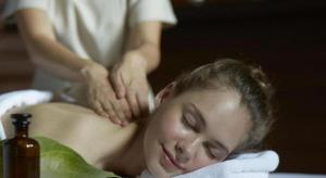 une femme se faisant masser dans une serviette dans l'établissement The Spa Resorts - Lamai Village, à Ban Thung