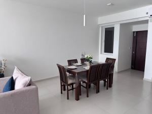 Photo de la galerie de l'établissement Seaside Escape Ocean Views Uswetakeiyawa, à Uswetakeiyawa 9 autres photos