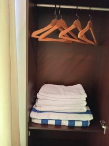 Un grupo de toallas y perchas en un armario. en Seaside Escape Ocean Views Uswetakeiyawa, en Uswetakeiyawa 9 fotos más