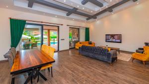 TV a/nebo společenská místnost v ubytování DURU-Villa with Private Pool for 6 People in Kayaköy