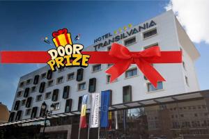 Un edificio con un lazo rojo encima. en Hotel Transilvania, en Alba Iulia