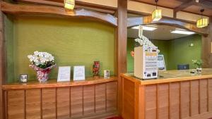 Livemax Resort Hida Takayama Garyu no Sato في تاكاياما: متجر عليه كونتر عليه زهور +28 صورة