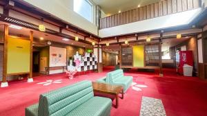 Livemax Resort Hida Takayama Garyu no Sato في تاكاياما: لوبي فيه كنب وطاولة في مبنى