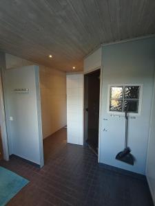 une chambre vide avec une porte et une fenêtre dans l'établissement House 4 km from Rovaniemi city center, à Rovaniemi