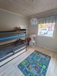 - une chambre avec des lits superposés et un tapis dans l'établissement House 4 km from Rovaniemi city center, à Rovaniemi