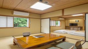 Televiisor ja/või meelelahutuskeskus majutusasutuses Livemax Resort Hida Takayama Garyu no Sato