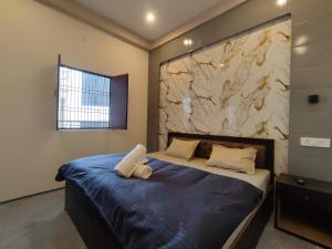 Postel nebo postele na pokoji v ubytování Nomadic Kashi Stays