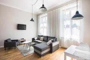 - un salon avec un canapé et une table dans l'établissement Bridge Apartments, à Cracovie