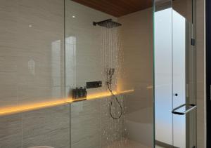 金巴兰Kinama Villa的带淋浴喷头的浴室 更多2张照片