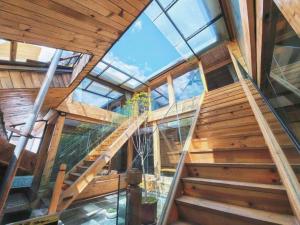 eine Innenansicht eines Hauses mit Holztreppe in der Unterkunft Shangrila Agedtree Hotel in Shangri-La