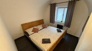 une petite chambre avec deux lits et une fenêtre dans l'établissement Apartment Široká 52, à Český Krumlov