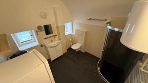 une petite salle de bain avec toilettes et lavabo dans l'établissement Apartment Široká 52, à Český Krumlov