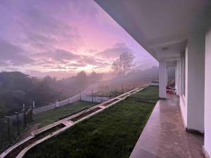 Η ανατολή ή δύση του ηλίου όπως φαίνεται από αυτό το ξενοδοχείο ή από εκεί κοντά