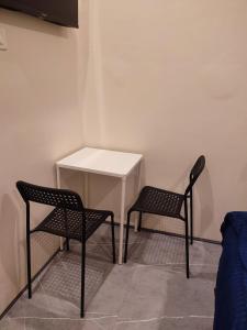 TV a/nebo společenská místnost v ubytování Nomadic Kashi Stays